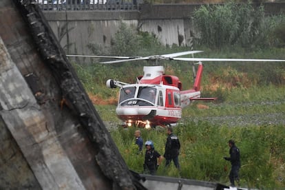 Miembros de los servicios de emergencia trabajan en el lugar tras derrumbarse una sección del viaducto Morandi en Génova (Italia).