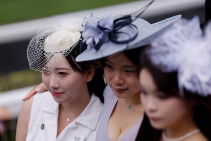 Más allá de algunos Windsor, al hipódromo se acercan sobre todo miembros de la aristocracia y celebridades, reuniéndose para disfrutar durante cinco días de 30 carreras en las que compiten los mejores caballos del planeta.