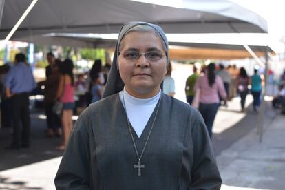 Sor Juana Enríquez, 45 años, 22 como monja. A la pregunta de cómo se puede entender que haya tanta violencia en El Salvador si Dios es bondadoso, responde lo siguiente: “Dios es amor y Dios es bondad. Nos ha dado la libertad, la capacidad de amar y la capacidad de ser libres de amar o no amar. Amar siempre es una decisión”. Sobre el aumento creciente de las iglesias evangélicas –que ya engloban un 40% de los salvadoreños religiosos, frente al 55% que aún son católicos– dice que es algo que le preocupa pero que también comprende: “Ahí encuentran lo que no encuentran en sus familias y a lo mejor lo que no encuentran en nuestras iglesias. Una sonrisa, un saludo, la humanidad”.