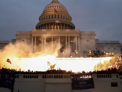 Imagen de una explosión durante la revuelta de los seguidores de Donald Trump en el Capitolio el 6 de enero de 2021.