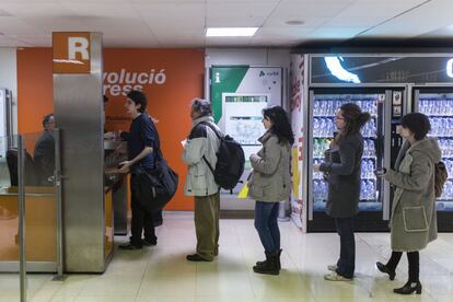 Colas de usuarios para reclamar la devolución del importe del billete a la estación de Sants. Renfe ha ampliado el plazo hasta mañana miércoles.