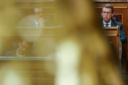 El líder del PP, Alberto Núñez Feijóo sigue el discurso del presidente Sánchez durante el debate del estado de la nación. 