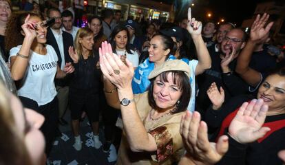 La nueva alcaldesa de Beit Shemesh, Aliza Bloch, celebra la victoria en las urnas con sus partidarios.