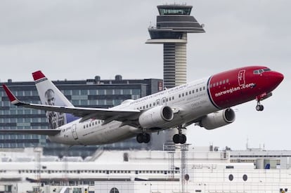 Un avió de Norwegian a punt d'enlairar-se.