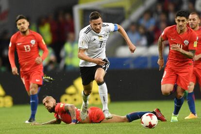 Draxler regatea a Vidal durante el partido.