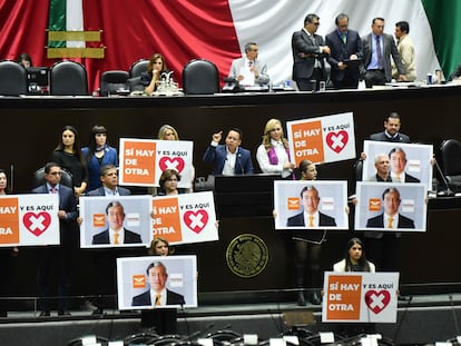 Diputados del PAN muestran cartulinas en contra de Samuel García, durante una sesión en el Congreso, el 6 de diciembre de 2023.