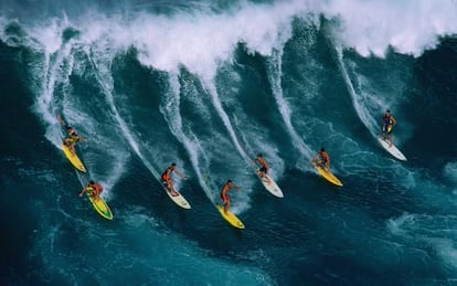 Siete surfistas sobre la misma ola, en Hawai (Estados Unidos). 
