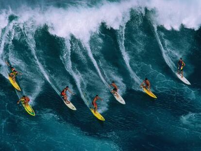 Siete surfistas sobre la misma ola, en Hawai (Estados Unidos). 