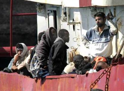 Inmigrantes africanos y asiáticos en uno de los grandes barcos enviados a Canarias.