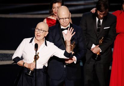 Julia Reichert (à esq), Steven Bognar e Julie Parker Benellio, vencedores do Oscar de melhor documentário por 'Indústria Americana' (/American Factory')