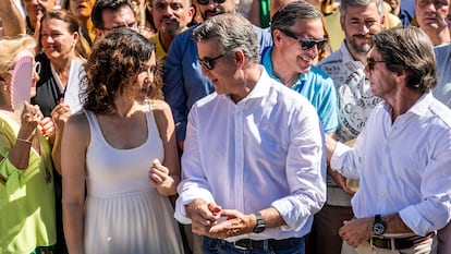 Alberto Núñez Feijóo, líder del PP, y la presidenta de la Comunidad de Madrid, Isabel Díaz Ayuso,en una concentración contra el Gobierno en Plaza de España, en Madrid.