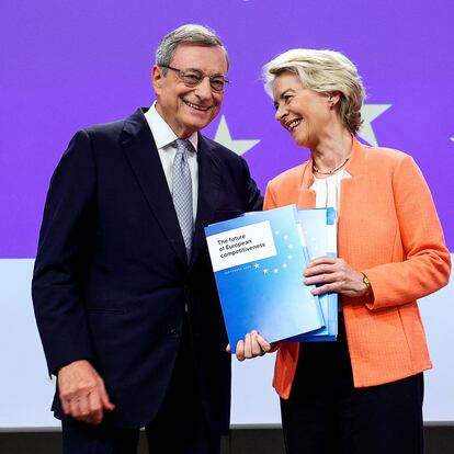 European Commission President Ursula von der Leyen holds Former European Central Bank (ECB) chief Mario Draghi's report on EU competitiveness and recommendations, as they attend a press conference, in Brussels, Belgium September 9, 2024. REUTERS/Yves Herman