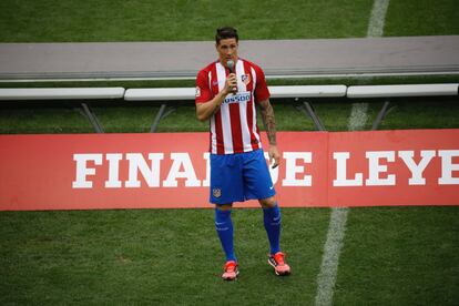 Fernando Torres se despedida del campo al final del partido. 