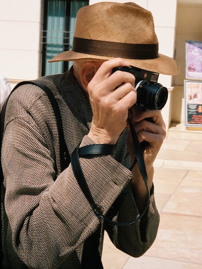 Meyerowitz se arrima a su cámara en uno de sus paseos diarios durante su última visita a Málaga.