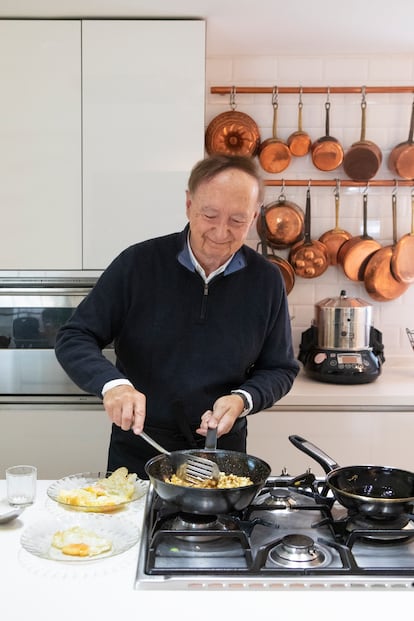 José Carlos Capel mareando unas migas en la sartén 