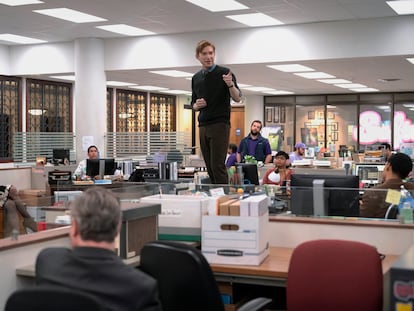 Domhnall Gleeson en el primer episodio de 'The Paper'