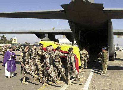 Soldados españoles introducen el féretro con los restos de Idoia Rodríguez en el avión que los trasladó a España.