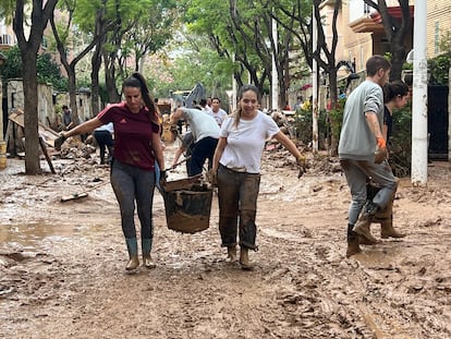 Vecinos de Picanya (Valencia) retiran el barro de las calles este viernes.