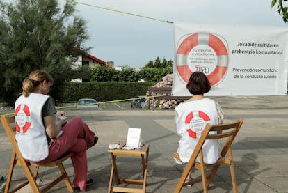 Voluntarias de la asociación prevención de suicidios en Punta Galea en Bizkaia