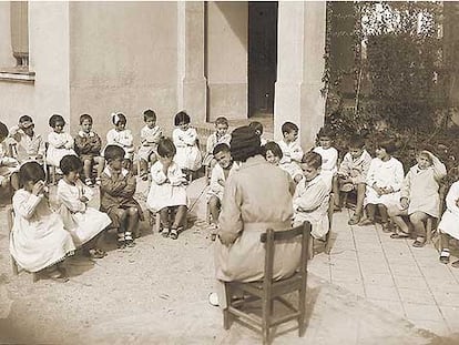 Una maestra con sus alumnas en la época de la II República. A la derecha, carteles de la FETE alusivos a la tarea del profesorado y a la educación infantil.
