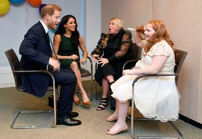 El príncipe Enrique de Inglaterra y Meghan Markle en la antesala de los premios WellChild, celebrados en octubre de 2019 en Londres.