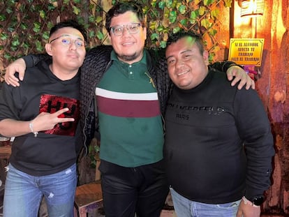 Isaí López, y Francisco León y Jesús Laiza la noche del sábado 28 de junio, en el bar La Cabaña, en Tizayuca.