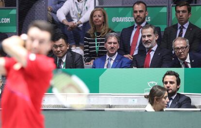 El rey Felipe y el ministro de Cultura en funciones, José Guirao (primero por la derecha), siguen la final de la Copa Davis.