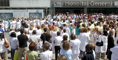 Los trabajadores del hospital La Paz se unieron ayer a las protestas de funcionarios de la Comunidad de Madrid contra los recortes de sueldo aprobados por Aguirre y se concentraron ante el centro médico.