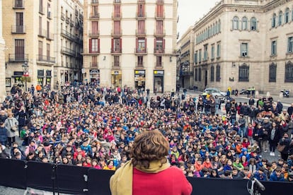 Ada Colau, d&#039;esquenes, durant el preg&oacute; dels infants.