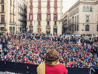 Ada Colau, d&#039;esquenes, durant el preg&oacute; dels infants.