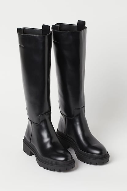 Con un diseño que se suma a las líneas clásicas, H&M apuesta por el minimalismo bien entendido y la atemporalidad en estas botas negras. 49,99€