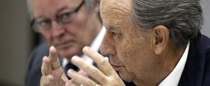 El presidente de OHL, Juan Miguel Villar Mir (d) y el recién nombrado consejero de la sociedad, Josep Piqué este lunes.