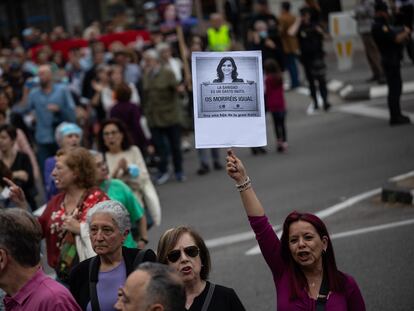 Una de las manifestantes que piden la dimisión de Isabel Díaz Ayuso en Madrid, el 6 de abril de 2024.