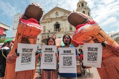 Ainda na marcha de Manila, Filipinas, os manifestantes usaram vestidos com fantasias de dinossauros T-Rex, os ativistas parodiaram a D.M. A Consunji, Inc., a SMC Global Power Holdings Corporation e a Meralco Powergen, que continuam vendendo combustíveis fósseis datados como o carvão