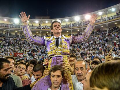 Borja Jiménez, a hombros, el pasado 8 de octubre en la plaza de Las Ventas.