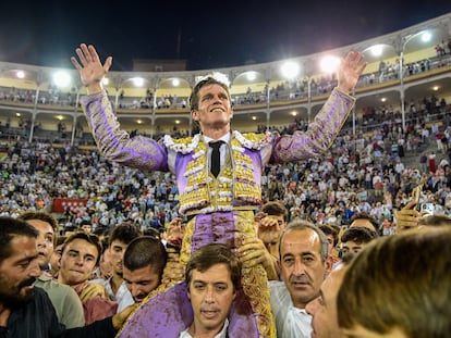 Borja Jiménez, a hombros, el pasado 8 de octubre en la plaza de Las Ventas.