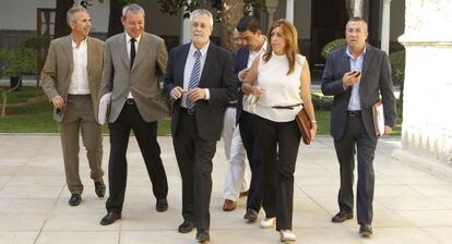 Griñán, con sus colaboradores, en el Parlamento andaluz este miércoles.