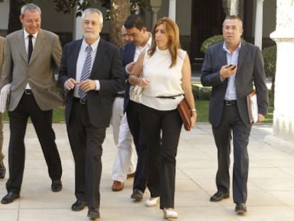 Griñán, con sus colaboradores, en el Parlamento andaluz este miércoles.