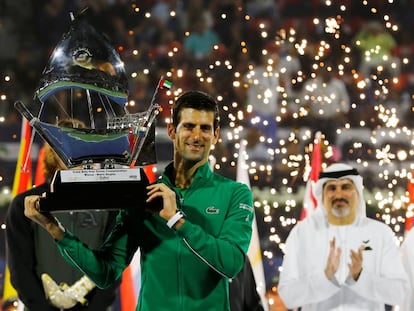 Djokovic posa con el trofeo de campeón en Dubái.