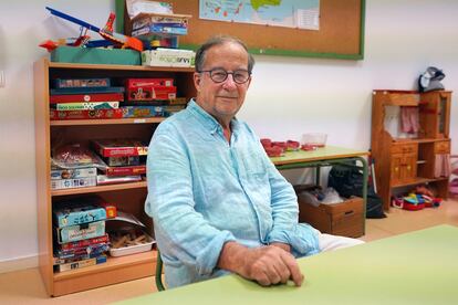 Vicenç Arnaiz, en un aula de la escuela pública Sa Garriga de Sant Lluís (Menorca).