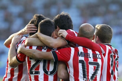 Los jugadores del Athletic celebran un gol de Aduriz.