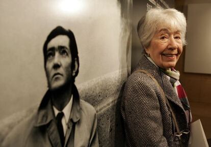 Aurora Bernárdez en una exposición sobre Cortázar en Madrid en 2005.
