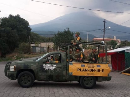 Ante el riesgo de erupción, el Ejército ha anunciado la movilización de unos 500 militares a Puebla, como parte de la habilitación del plan de Auxilio a la Población Civil en Casos de Desastre (Plan DNIII-E), en fase de prevención. En la imagen, integrantes del Ejército y la Guardia Nacional en la ciudad de Puebla. 