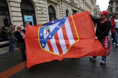 Segidores del Atletico Madrid por las calles de Bucarest.