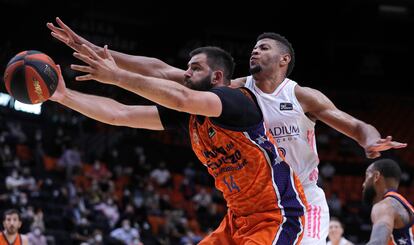 Dubljevic gana un rebote a Tavares. acbphoto