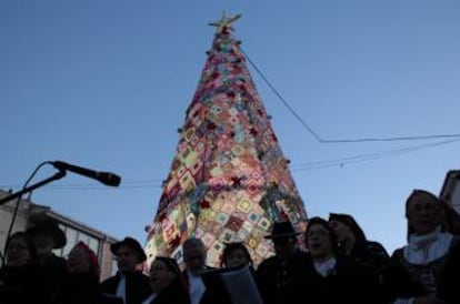 El árbol, que mide siete metros de alto y tres y medio de diámetro, está formado por miles de cuadros de ganchillo. En Villoria de Órbigo (León).