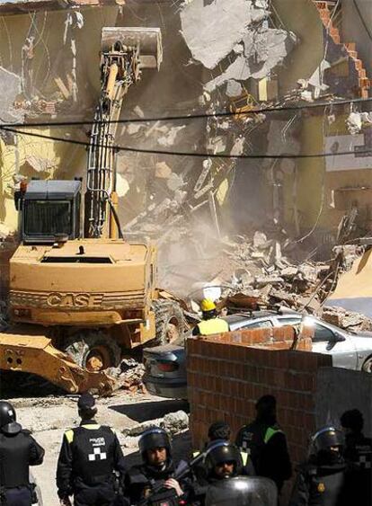 Las máquinas, en una de las dos edificaciones destruidas en la Cañada Real Galiana.
