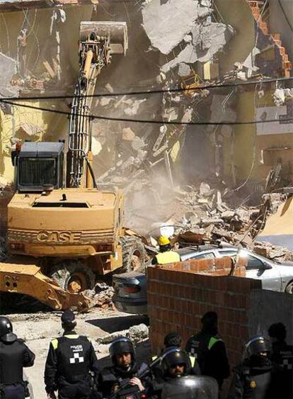 Las máquinas, en una de las dos edificaciones destruidas en la Cañada Real Galiana.