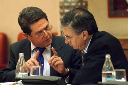 Federico Trillo (izquierda) y Ramón Jáuregui, durante la reunión de la Diputación Permanente del Congreso.