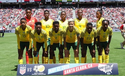 La selección sudafricana de fútbol femenino, antes de iniciar un partido. 
 